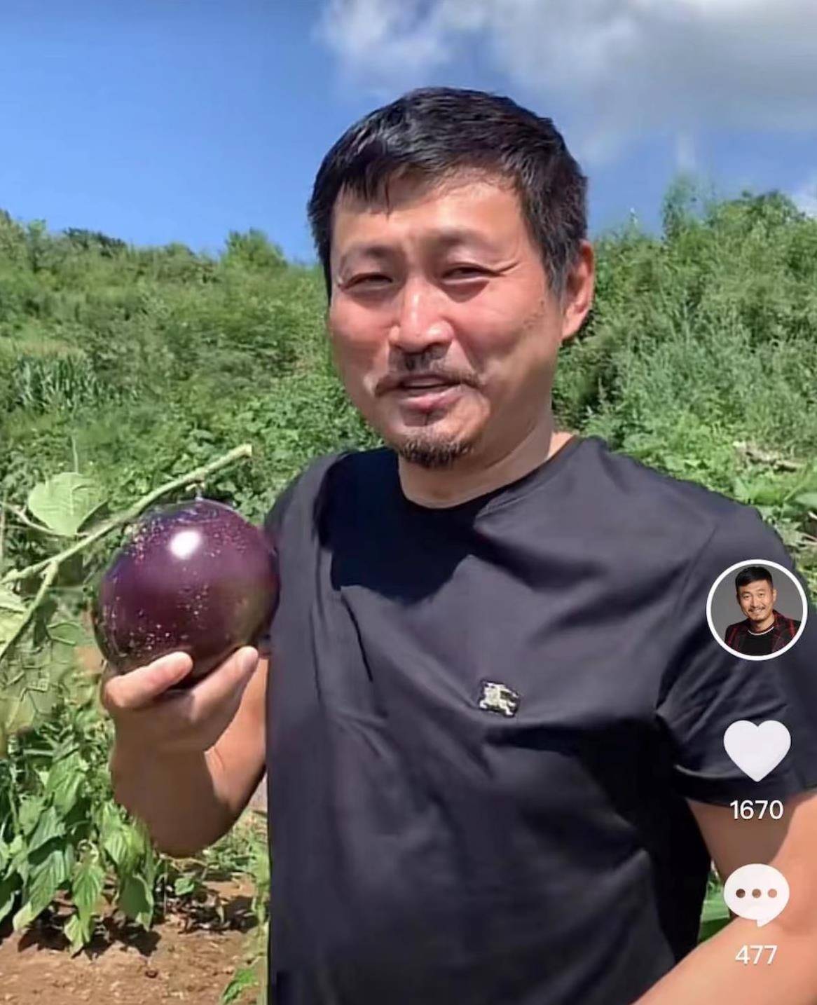 头顶烈日摘农作物,晒到皱眉直接啃菜_战卫华_生活_苞谷