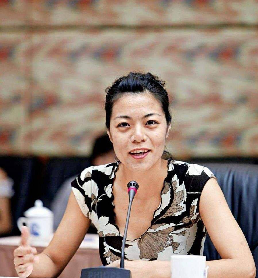 "复旦女神"陈果老师:曾备受学生追捧,如今因为2个字销声匿迹_大学