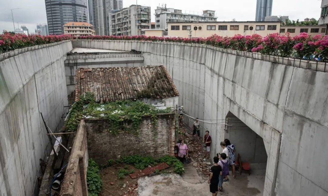2020年，广州一大桥从钉子户房前分叉绕行，竟成网红打卡地