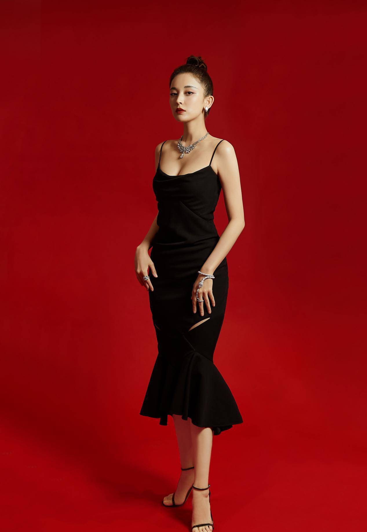 36岁海陆身材真好,穿闪亮鱼尾裙女人味十足,洋溢着轻熟典雅魅力_吊带