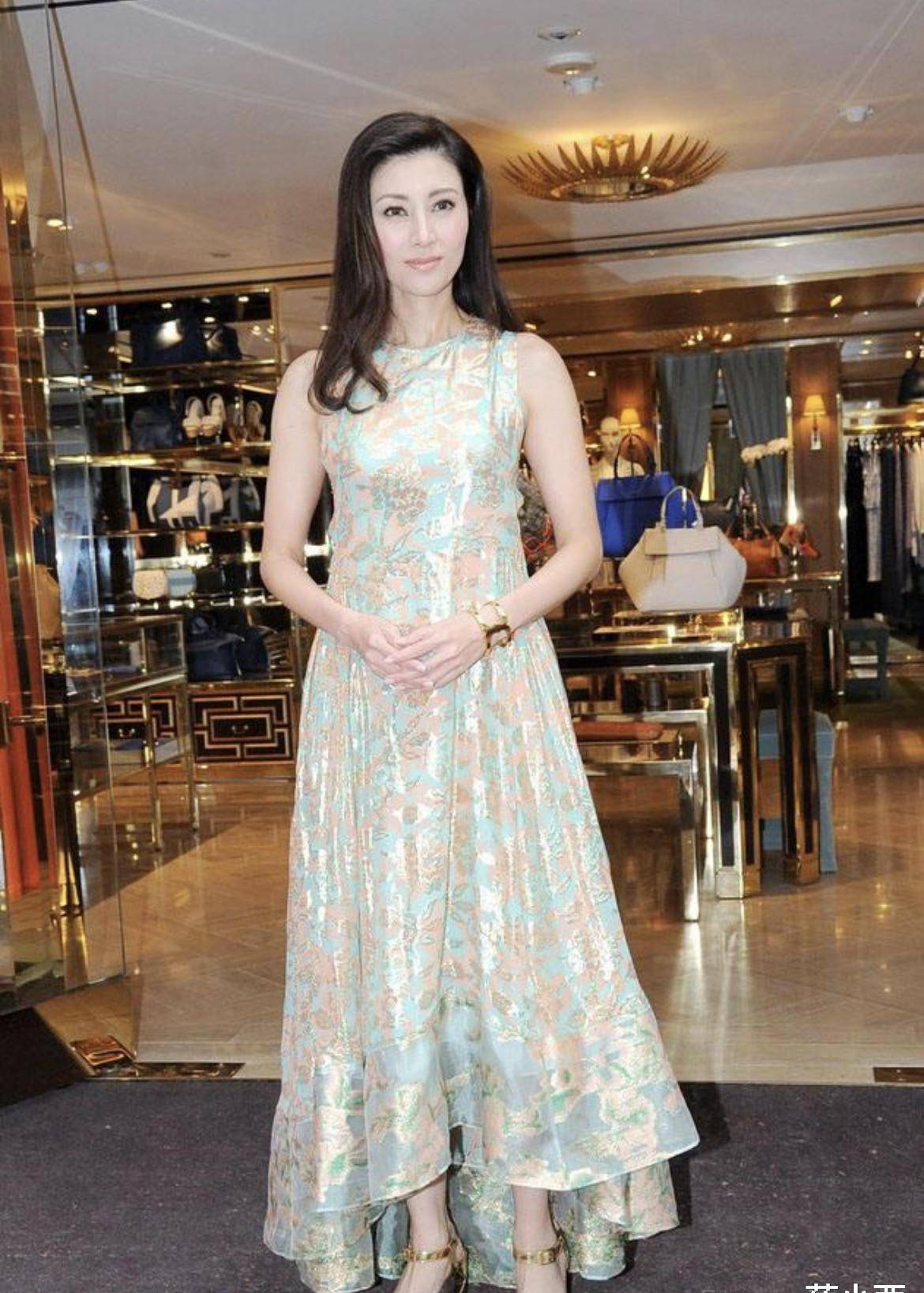 李嘉欣不愧是最美港姐,穿西装配紧身裤牵手老公,50岁还有健美腿_女性