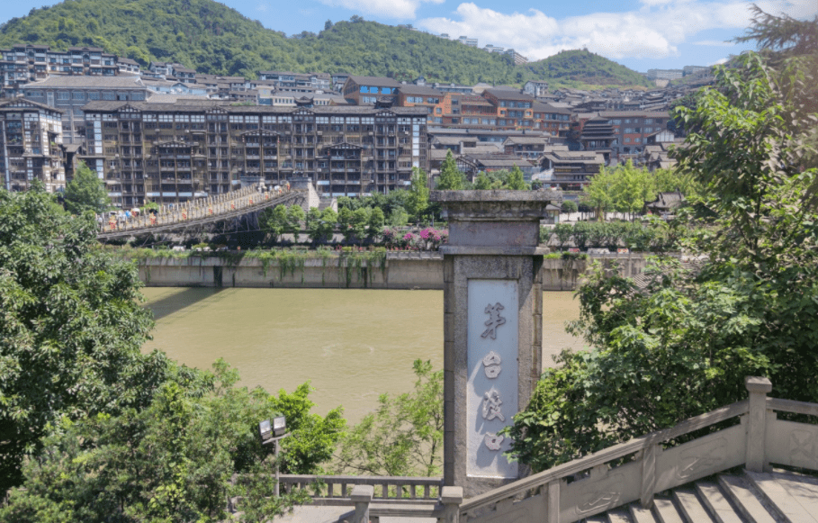 實踐小隊順著赤水河來到了地處下游的四渡赤水三渡渡口——茅臺渡口.