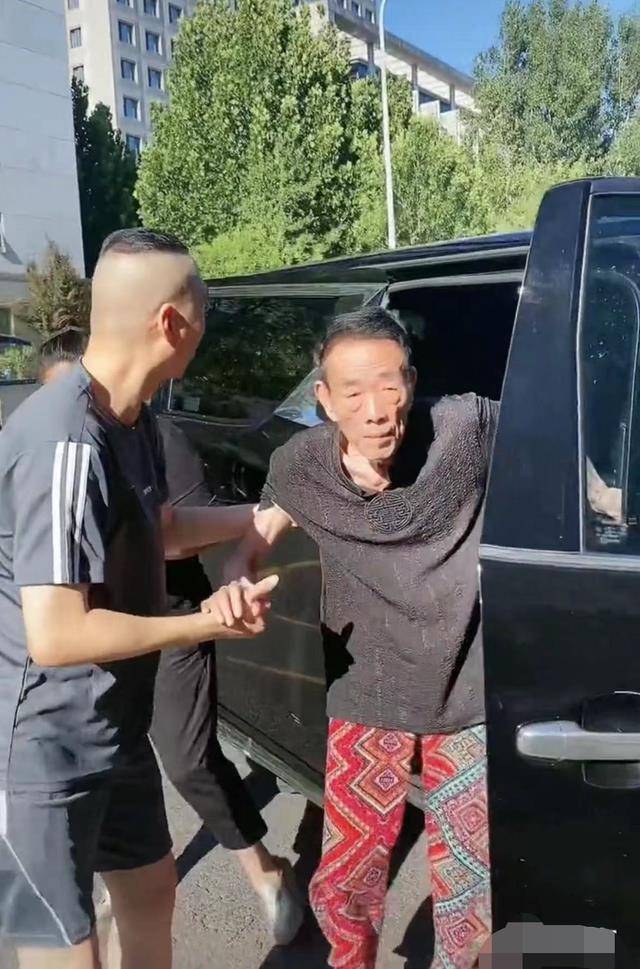 90岁杨少华近况曝光,与导演韩兆出行游玩,两人关系亲密如父子_韩昭