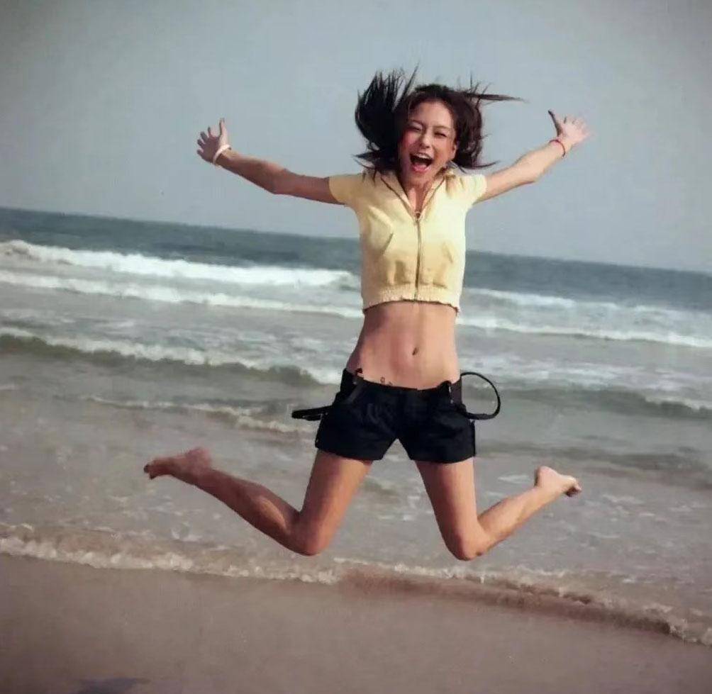 杨颖海边度假照曝光,穿露脐装站在沙滩上拍照,活力四射动感十足_好