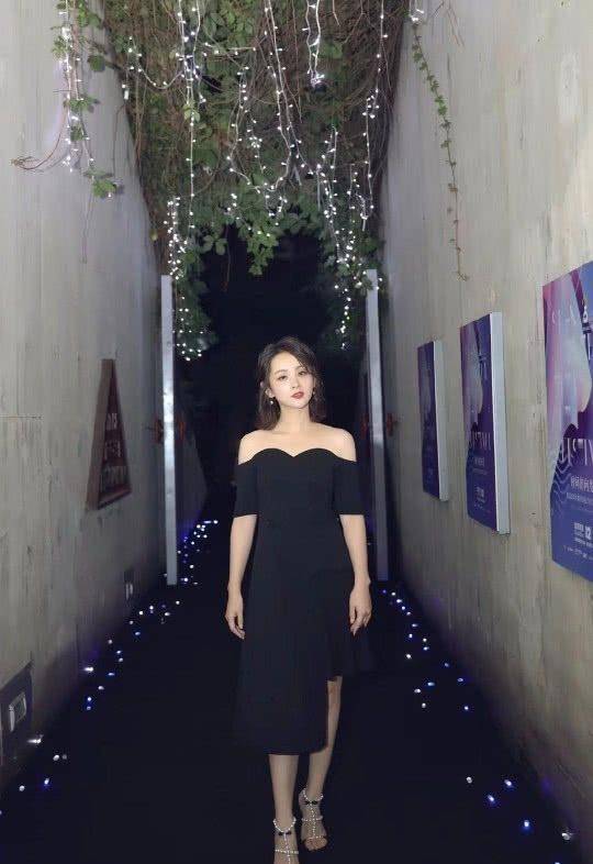 邓莎身穿一条黑色的晚礼服,黑色的裙子衬得她皮肤更加白皙,时尚的锁骨