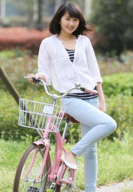 随后就引来了萤火虫们的疯狂吐槽,孙耀琦当时就蒙了,睡眼朦胧的开直播