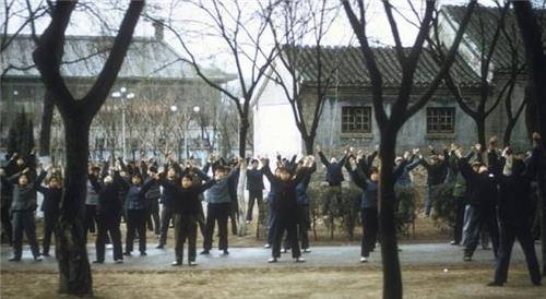 70年代的北京：天安门广场卖萝卜没城管赶，中学女生可以上游泳课