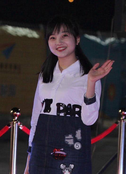 21岁的林妙可真漂亮,穿拼接衬衫牛仔裙出席活动,洋气又可爱_身材_图案