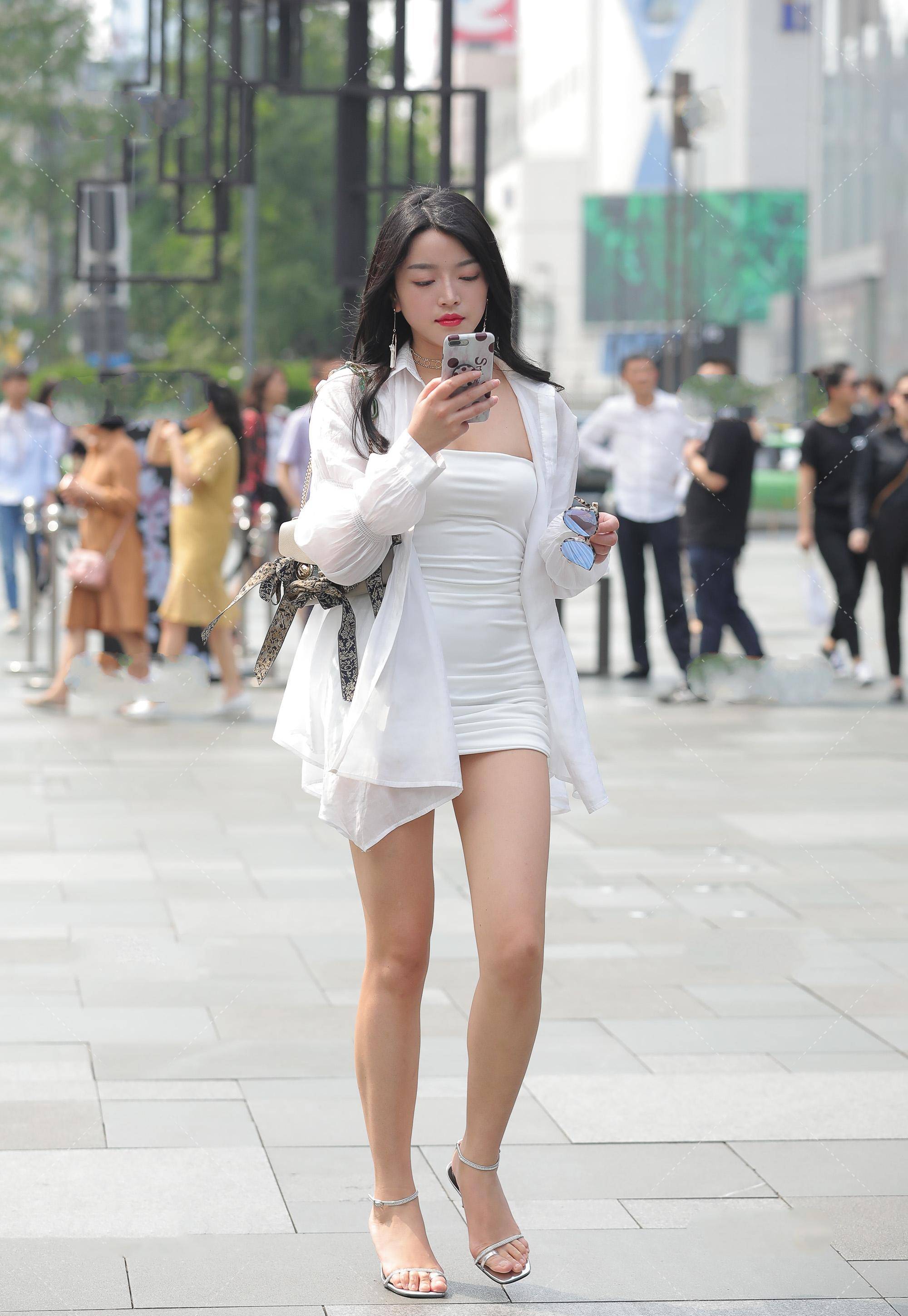 白色内搭配雪纺衫,穿出时尚迷人的风格,时尚御姐风范_身材_气质_衣服