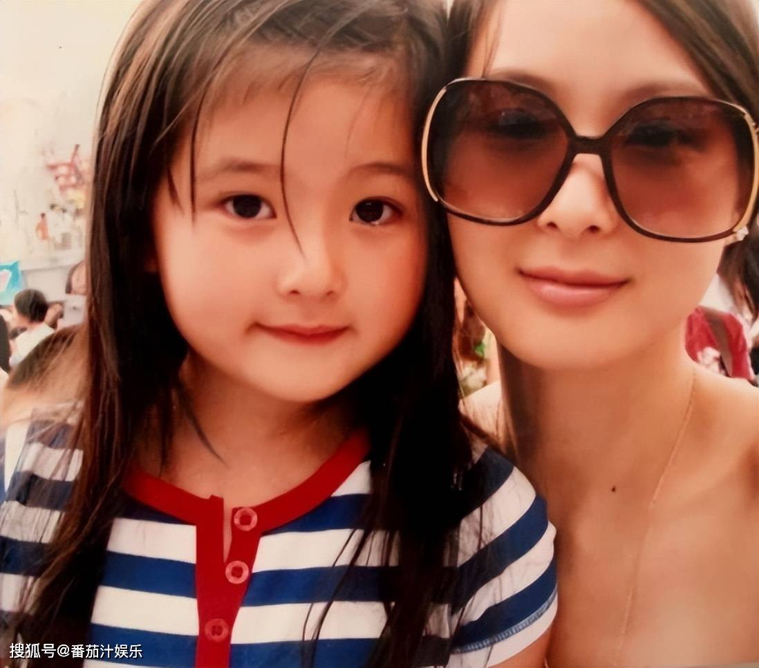 第一名媛孙芸芸的21岁女儿海边晒照,肤白貌美,比小s女儿更漂亮_廖思维