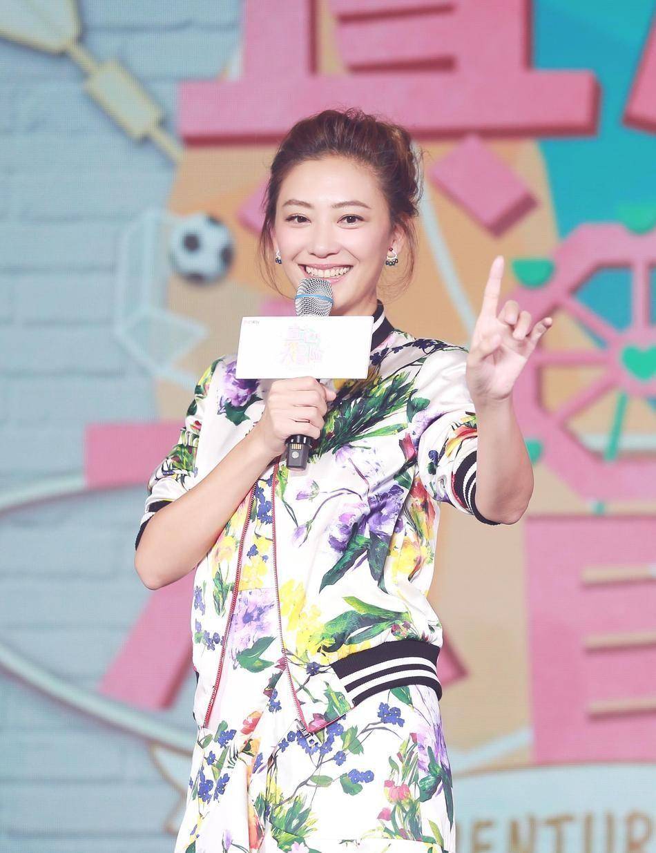 应采儿机场出行,穿粉色上衣很接地气,看不出来一丝星味!