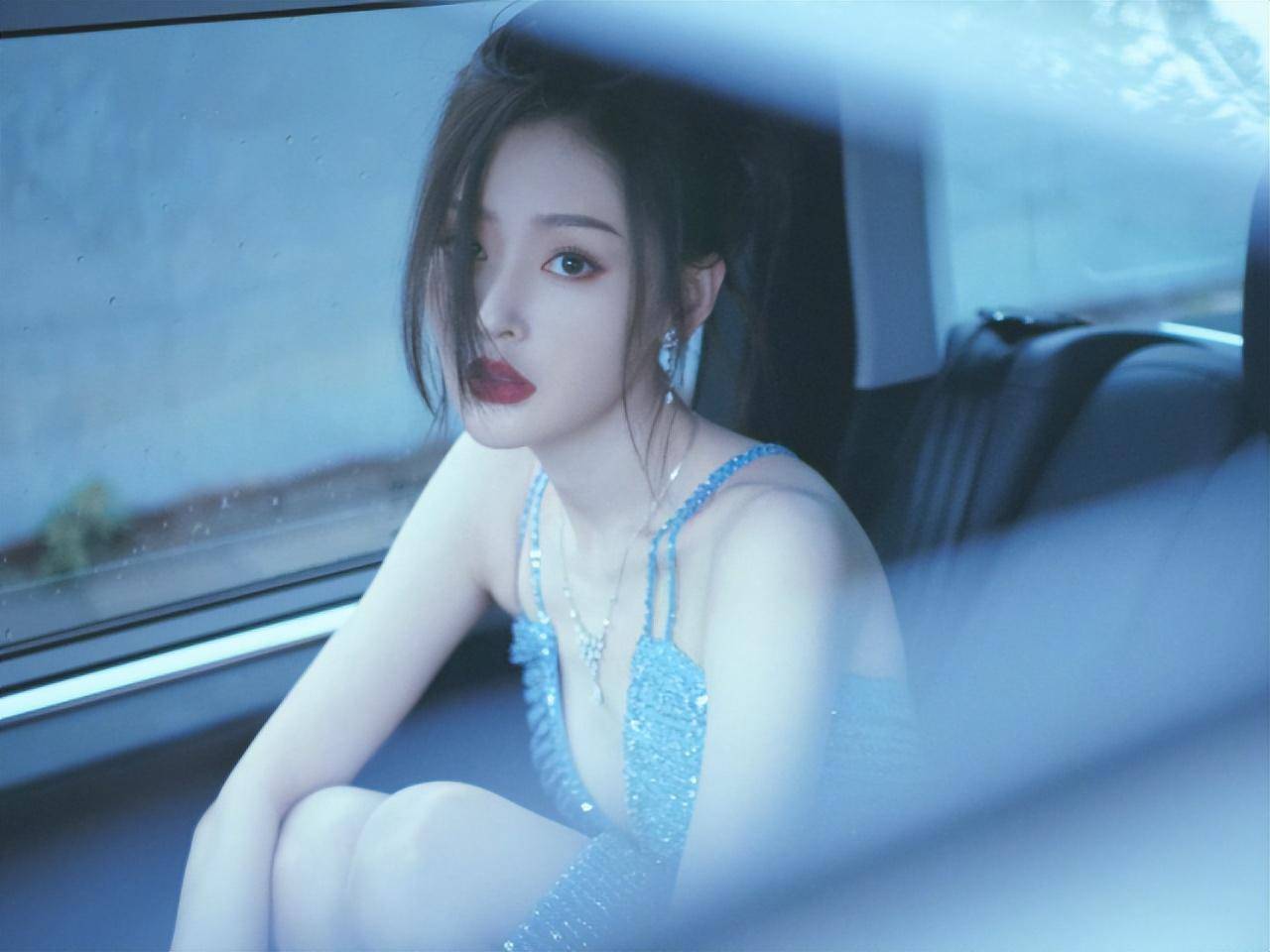 张天爱晒车内美照,穿深v亮片裙秀火辣身材,腹肌马甲线太抢镜_crystal