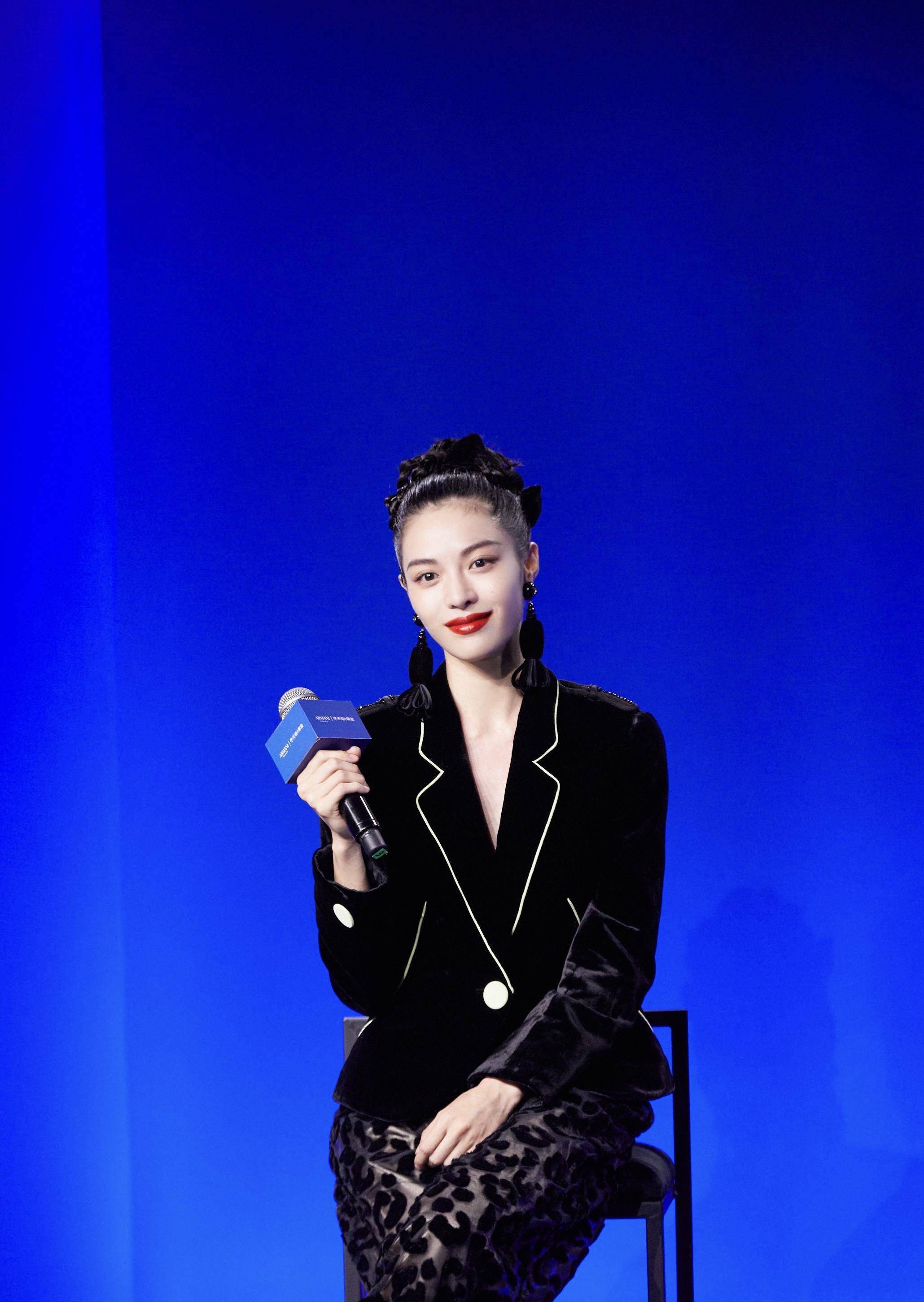 钟楚曦全套lv出街,黑色经典印花西装配短裤,紫色包包是亮点_感觉_造型