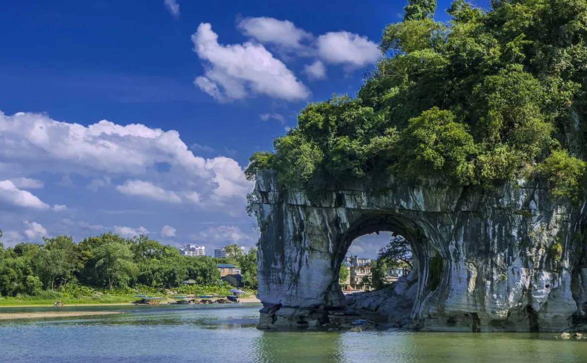 广西免门票的一个景点，是桂林旅游的标志山