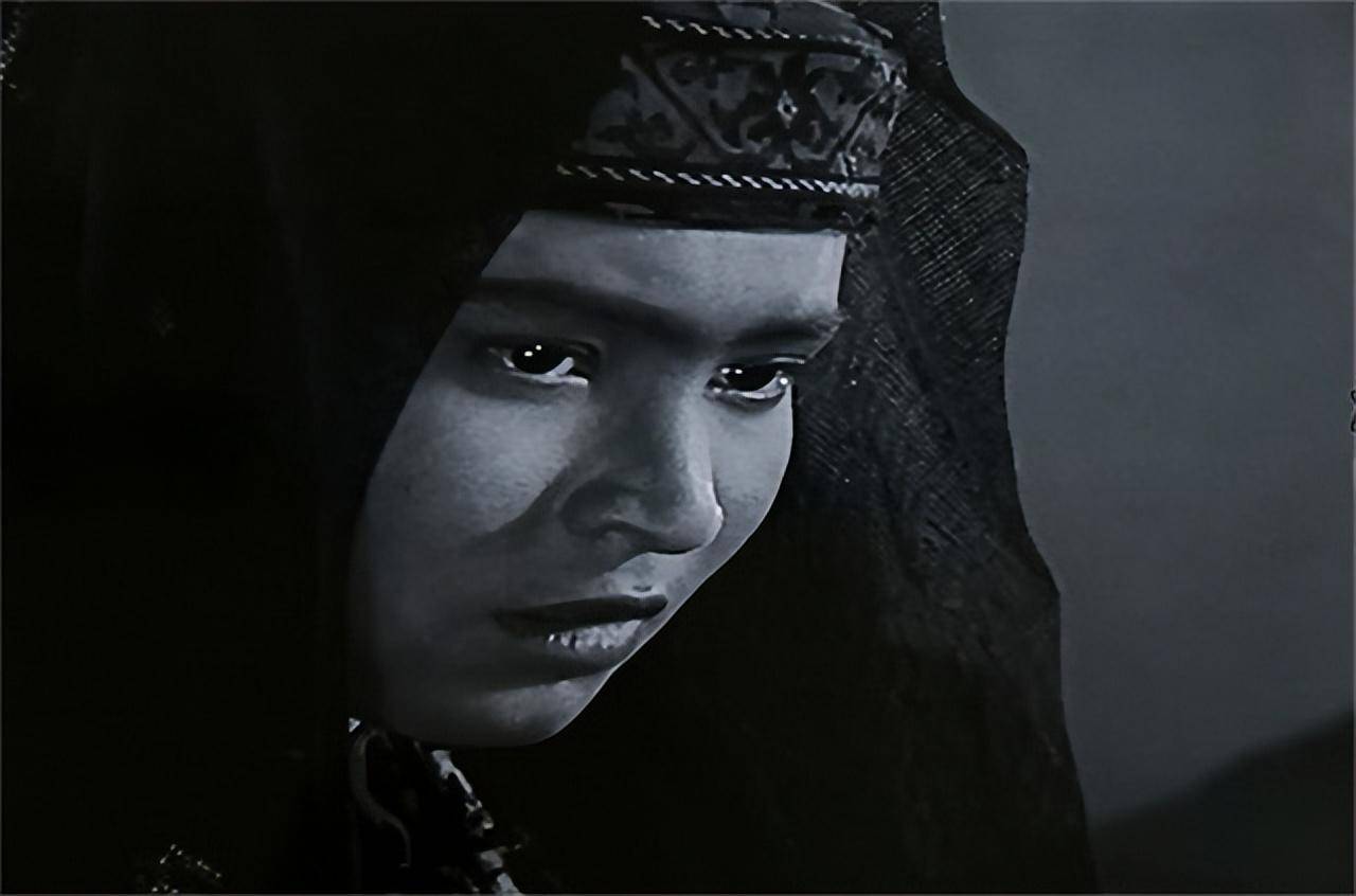 《冰山上的来客》古兰丹姆现状:遵母命未从影,47岁从粮店病退_阿依