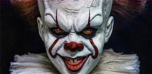 在《小丑回魂》中,塑造了一个专门杀害孩子的杀手小丑形象,以至于很长