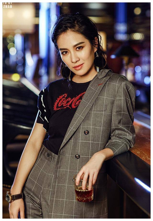 叶璇分手后重振旗鼓,一身橘红色西装出席活动,英气十足!