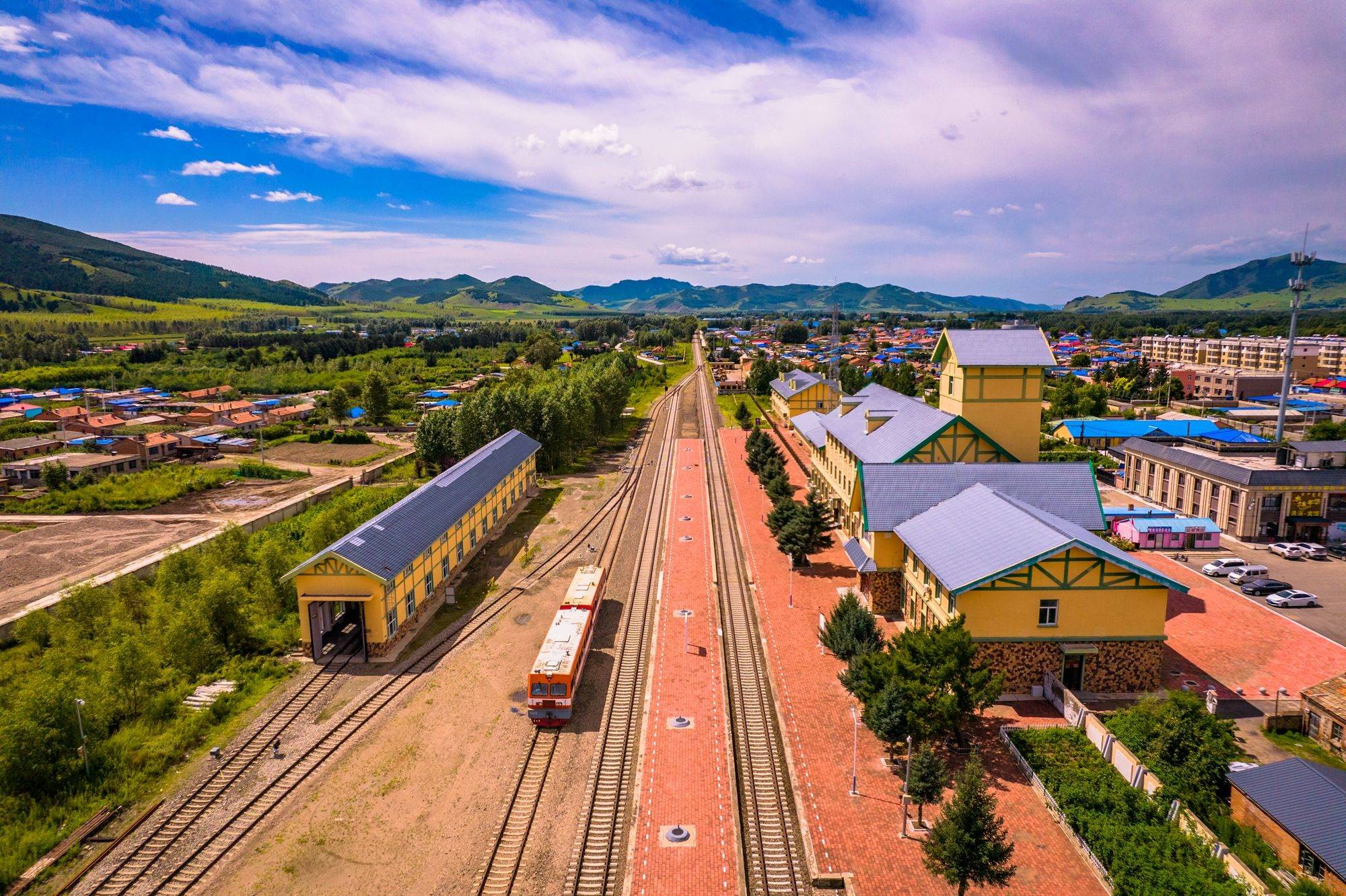 内蒙古索伦站，造型独特，色彩鲜明，成为了索伦镇的网红打卡地