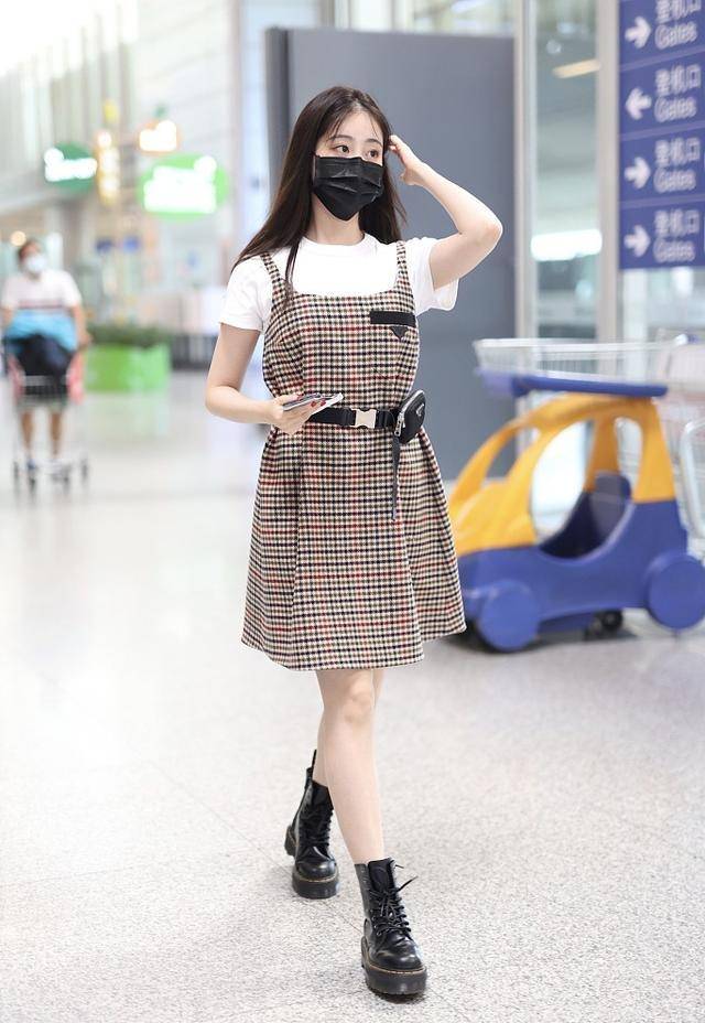 短裙 马丁靴够美!女团标配穿搭,你直接借鉴就好了