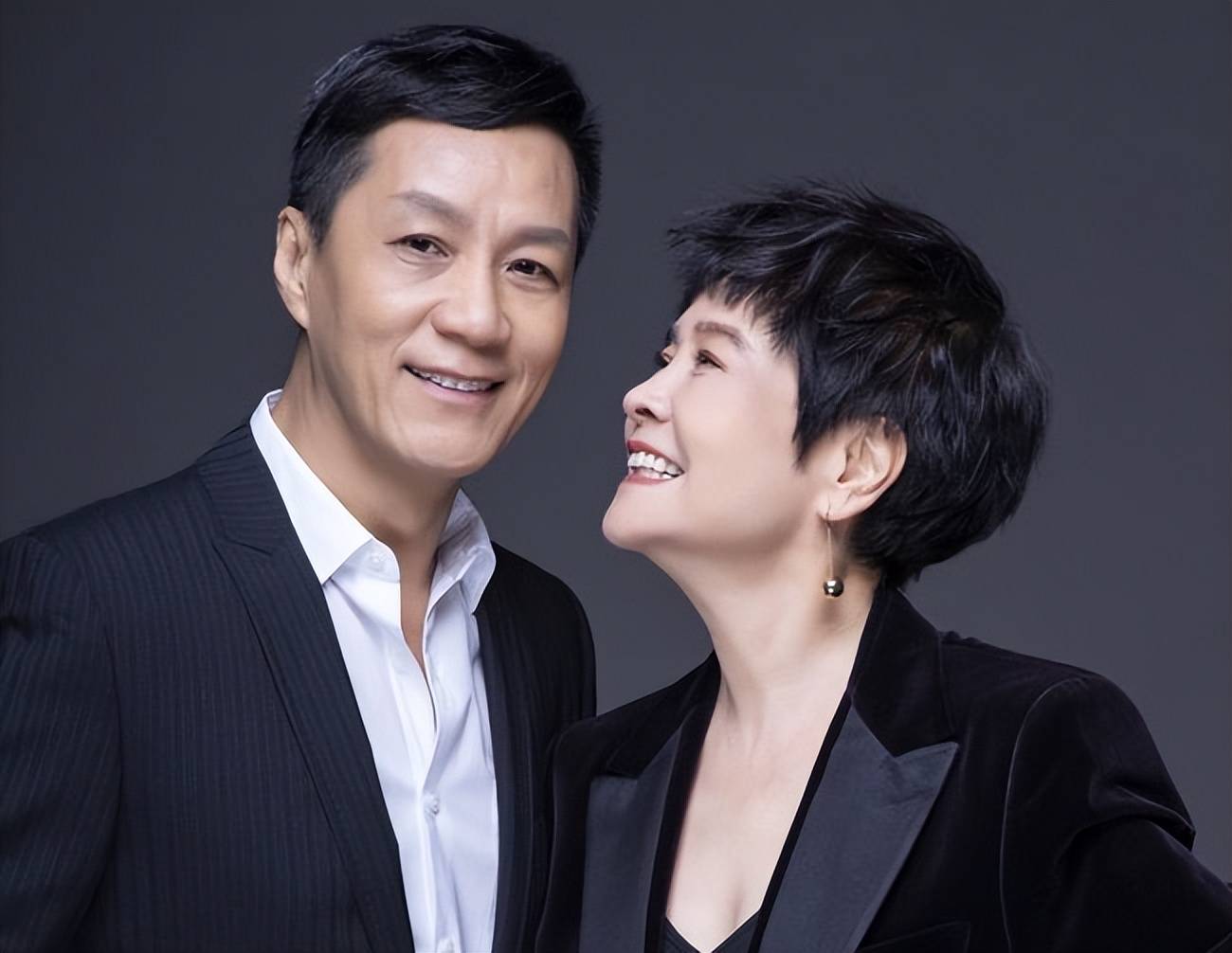 三,还没完全说服父母,在曾嘉的再三要求下,一周后,两人就领取了结婚证