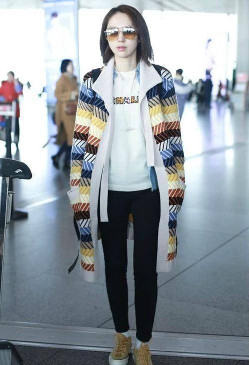 尤其在董璇还没发福前,穿任何穿搭都不需要顾忌要掩盖自己的大粗腿