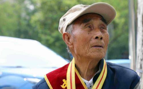 “将军”安徽芜湖：98岁的中国远征军抗战老兵罗元耀向戴安澜将军致敬
