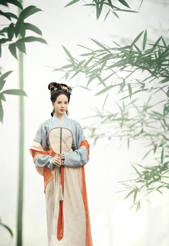 李若彤晒宋代仕女图仿妆写真 手持团扇妆容华丽-搜狐大视野-搜狐新闻