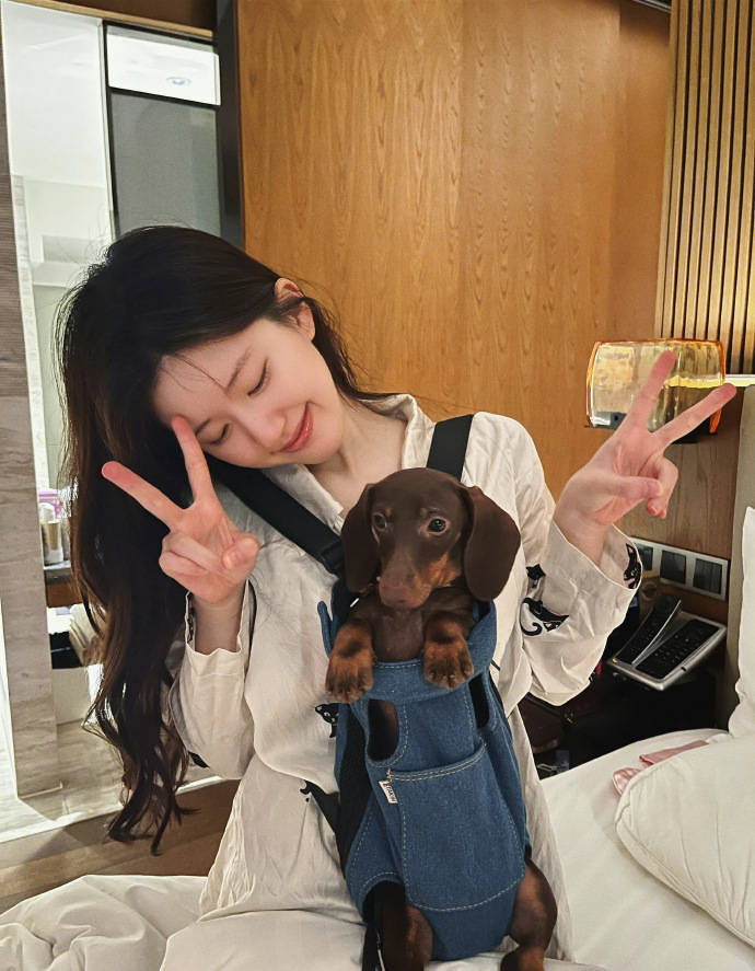 赵露思晒国庆日常照怀抱小狗笑容甜美温柔