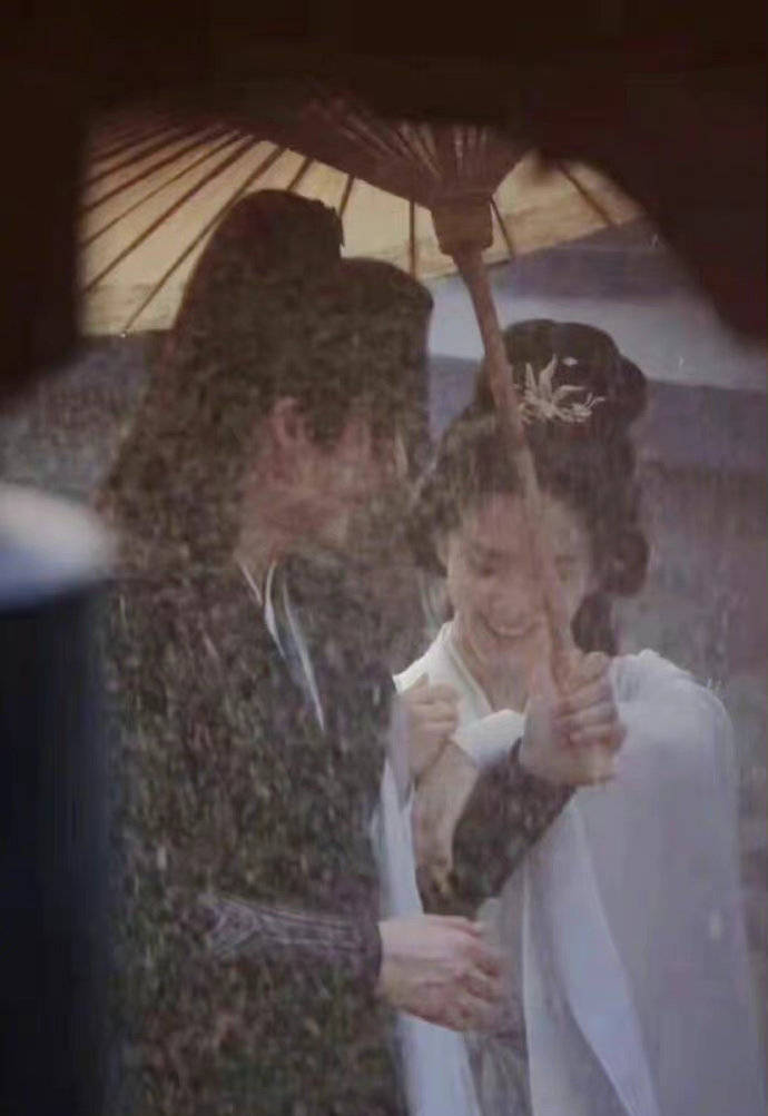 刘诗诗刘宇宁雨中撑伞漫步 对视羞涩浅笑氛围好甜-搜狐大视野-搜狐新闻