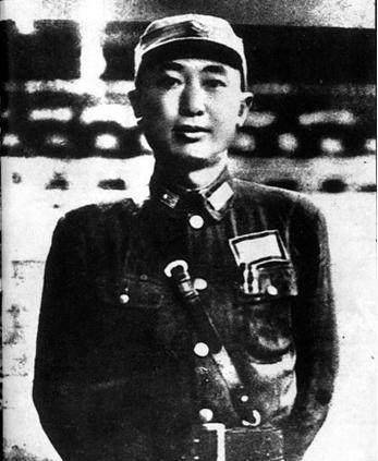 “日军”戴安澜将军牺牲后，是谁成功把200师带回国的？
