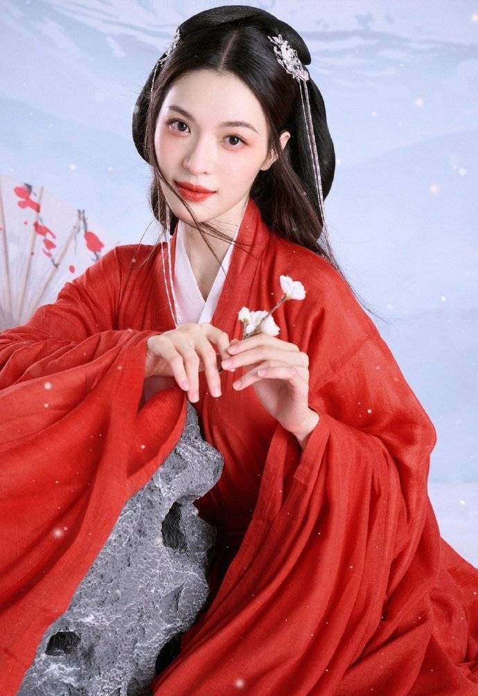 钟楚曦穿红色古装氛围感十足低眉浅笑似清冷美人