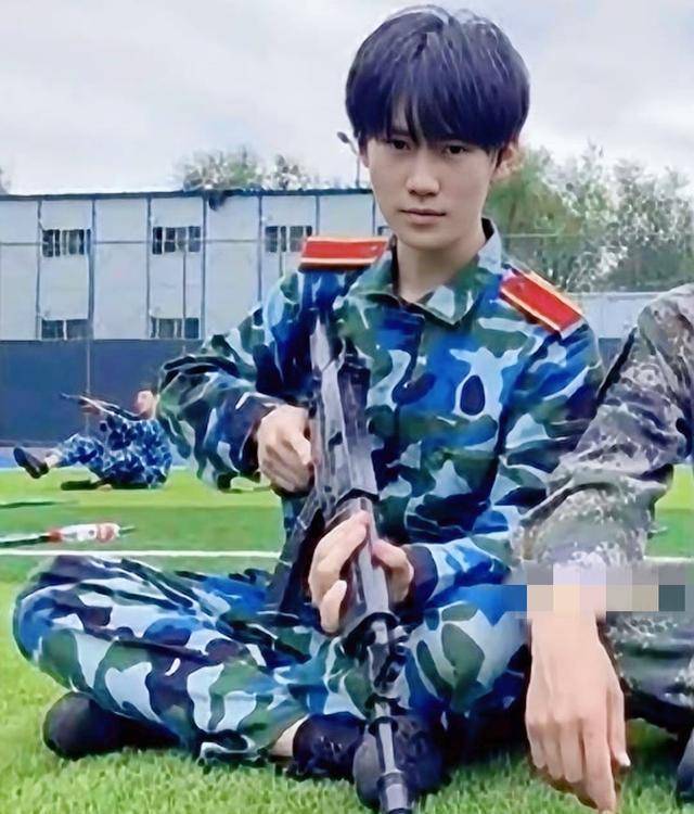 张真源中戏军训被晒黑不少,稚嫩脸庞一脸正气,网友:还是很帅_生活