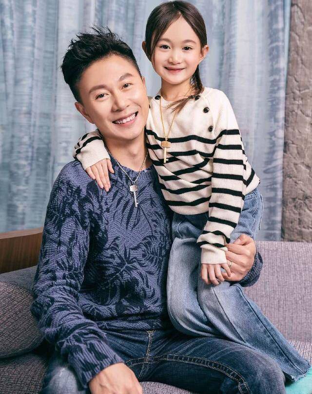 体操冠军李小鹏罕晒全家福,10岁奥莉近况引关注,继承妈妈好身材_李安