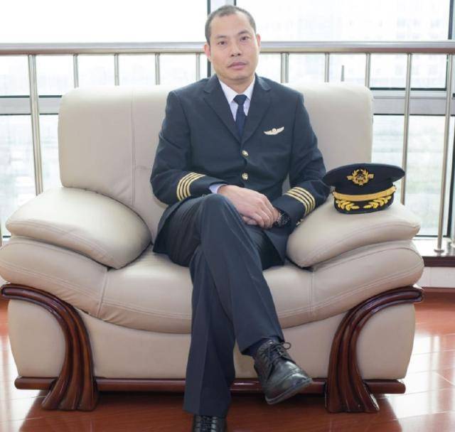 《中国机长》原型刘传建不只是个英雄,还是个宠粉狂魔_网友_航班_称号