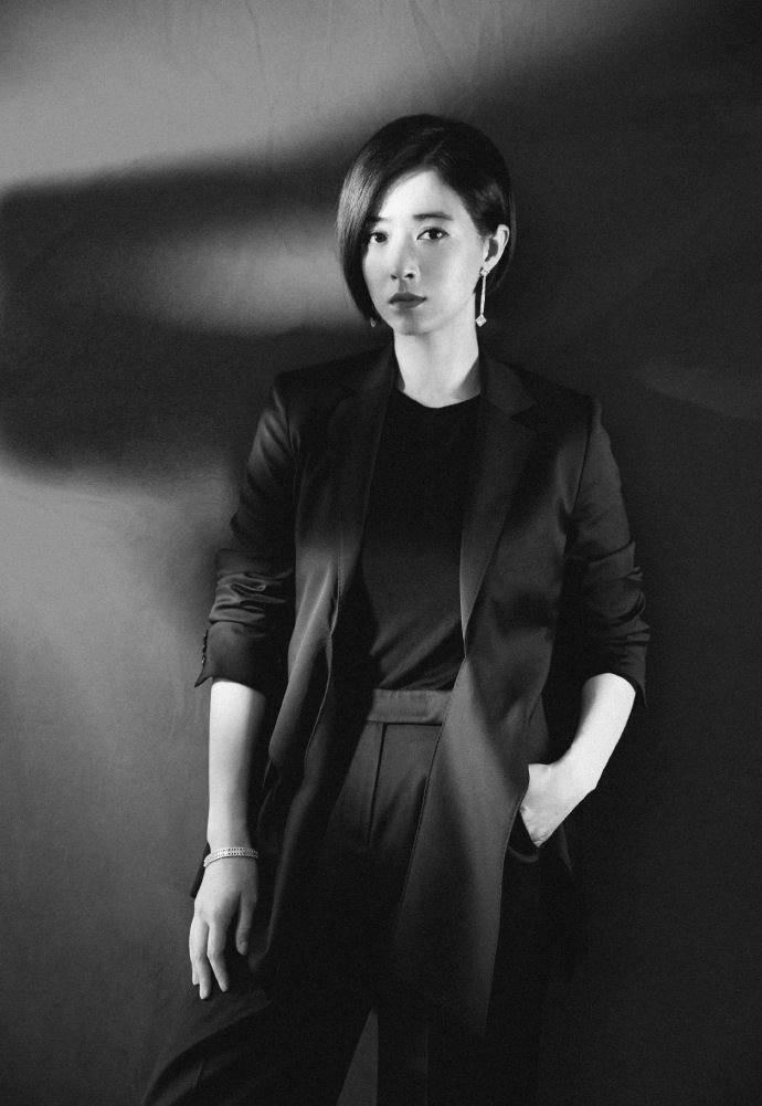 蒋欣再次挑战西服,a成纸片人_西装_黑色_女人