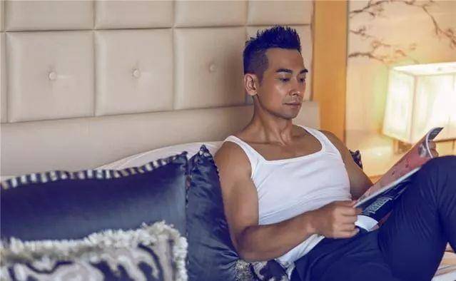 赵文卓晒全家出游合照,47岁的他依然身材超棒,满身肌肉让人着迷_身体