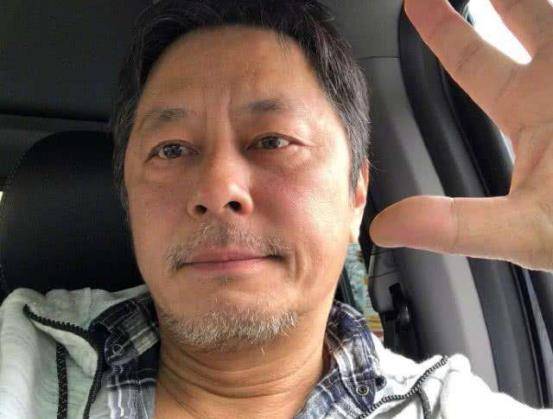 在那时候王杰恃才傲物,在公司雪藏时期天天抽烟喝酒,纵情的放纵让他的