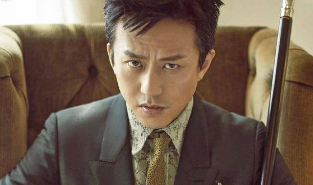 在剧中饰演一个反派角色,随后邓超主演了英达导演的《欢乐青春》