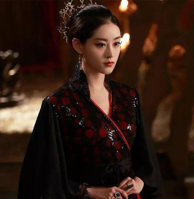 跟着角色变化服装的颜色也加深,祝绪丹穿上了红衣古装搭配黑色外套,本
