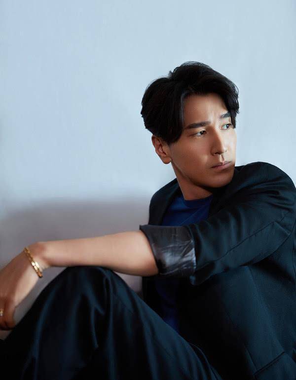 其实,中分发型在当下是非常流行的,尤其是赵又廷这种瘦长的脸型很适合