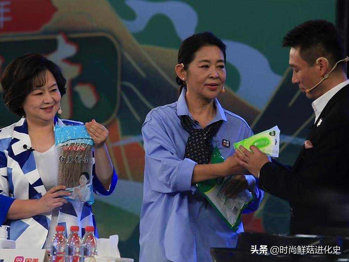 61岁倪萍真服老,穿衬衫老得优雅,同框54岁鞠萍看着像姐妹花_倪萍和