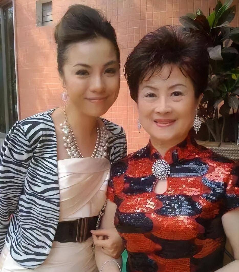 76岁的广州演员李艳玲,戏里是康伯的小妈,现实中是黄俊英的弟子_表演