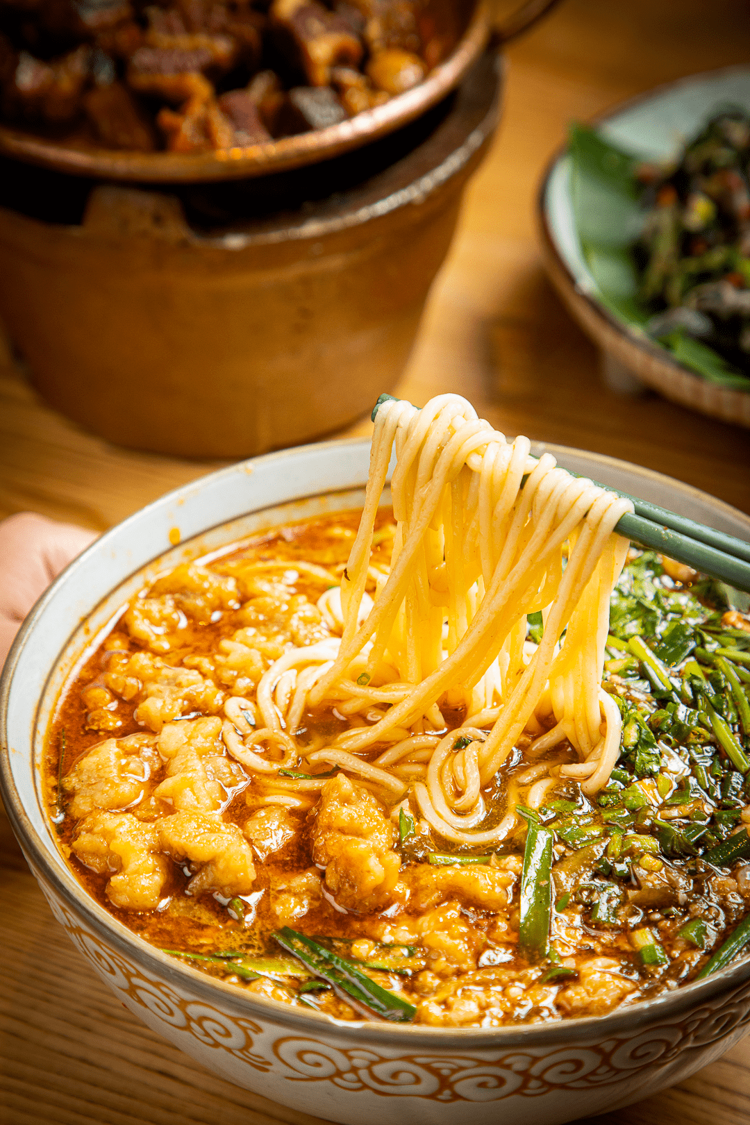 酥肉小锅米线里面铺满炸过的酥肉在汤汁里浸透焦脆入味,加上蘑菇,酸菜