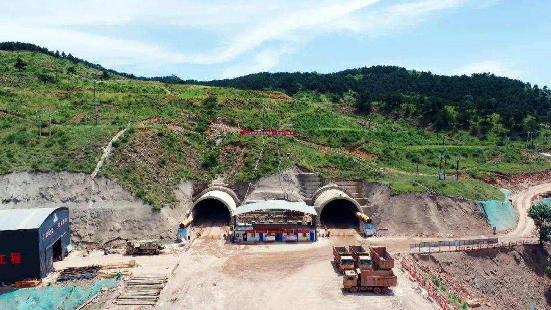 2黎霍高速lj5分部丁家湾2号隧道右幅贯通12月16日,路桥六公司承建的魏