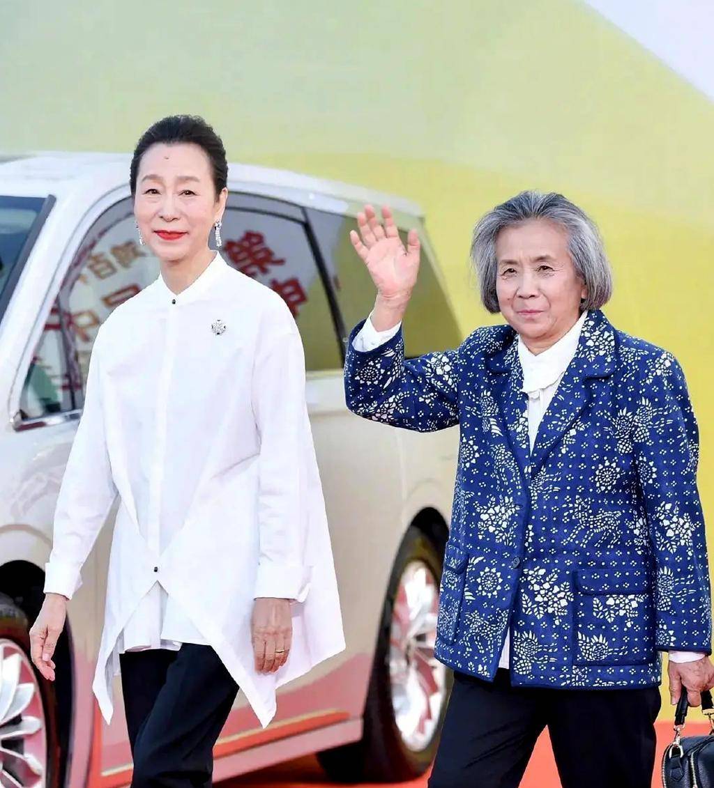 你知道著名导演王好为丈夫是谁吗?罕见现身,他是《海霞》摄影师