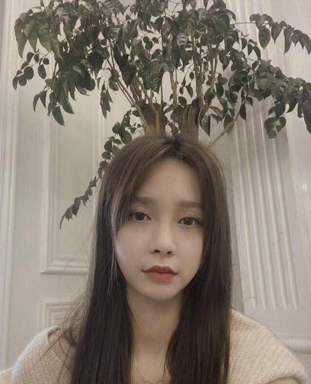 沈梦辰被曝皮肤黑,遭亲爸嫌弃,用了它后素颜美成白皙"水光肌"_美容_羊