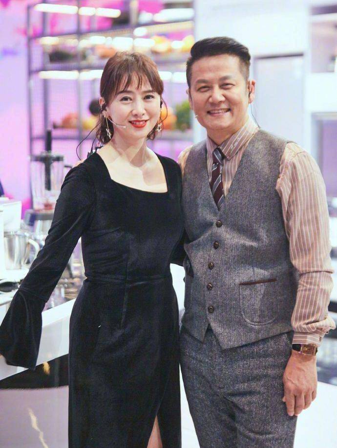 翁虹看话剧晒合影,53岁状态还像年轻人,穿皮衣喇叭裤很洋气!