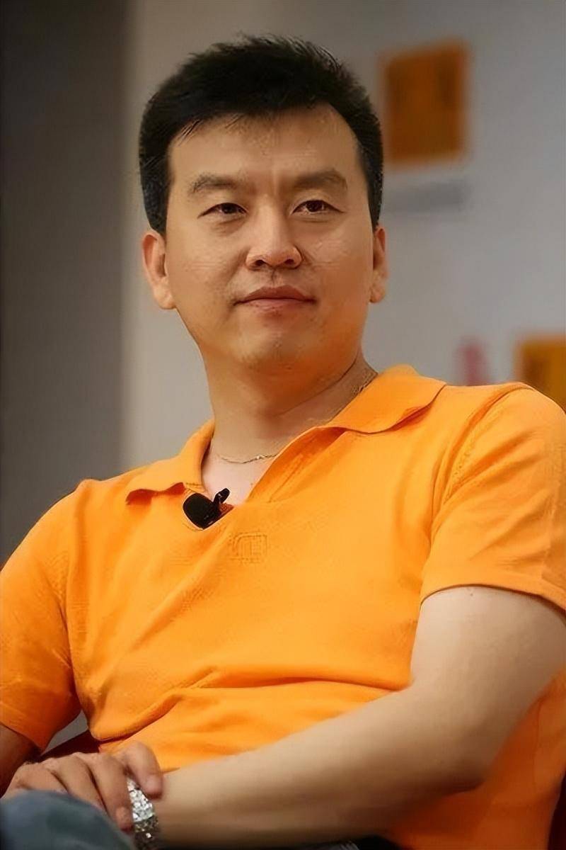 央视"名嘴"张泽群:母亲瘫痪父亲离世,55岁做父亲