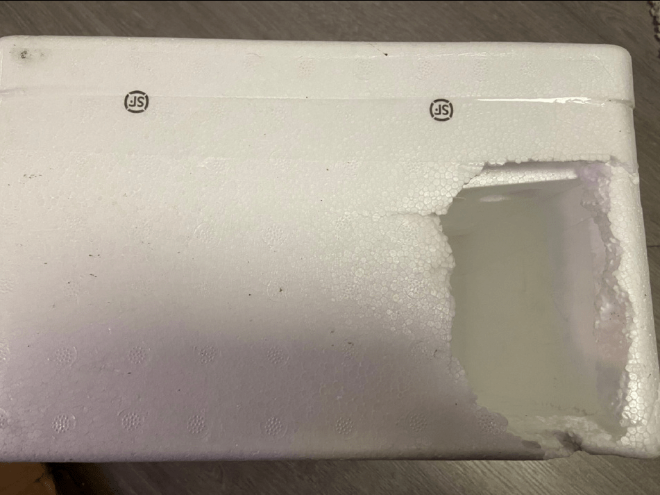 打开发现泡沫箱被掏出了一个洞,外包装也有破损,破损处用顺丰胶带重新