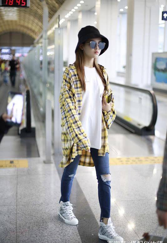 杨超越又穿格子衬衫,这次换成搭白t恤和帆布鞋,更好看时髦了!